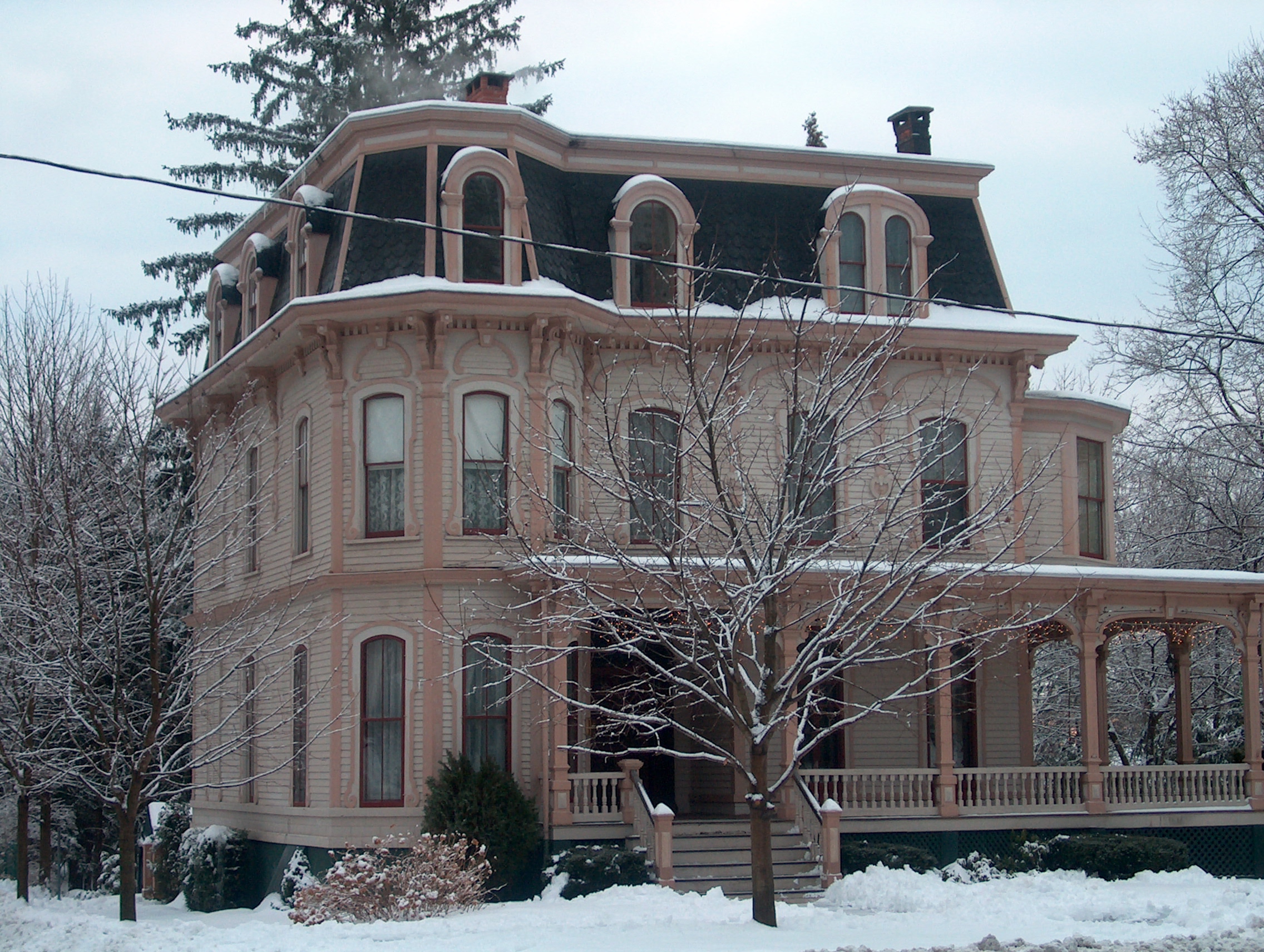 exteriorhousexmas05002.jpg